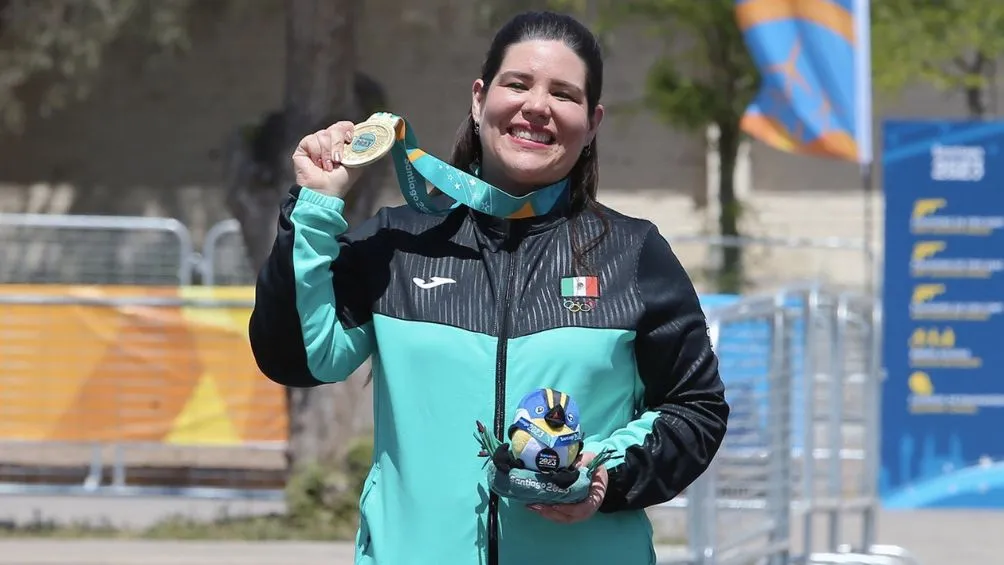TWITTER: @CONADE Alejandra Zavala festejando Oro en su competencia