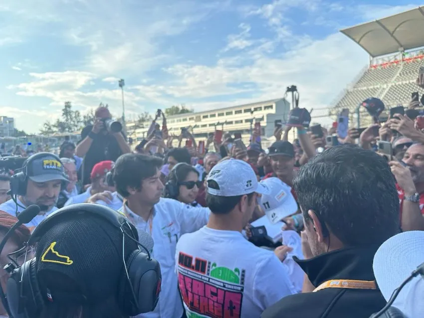 ANGÉLICA HERNÁNDEZ Checo Pérez atendiendo a la afición mexicana del GP de México