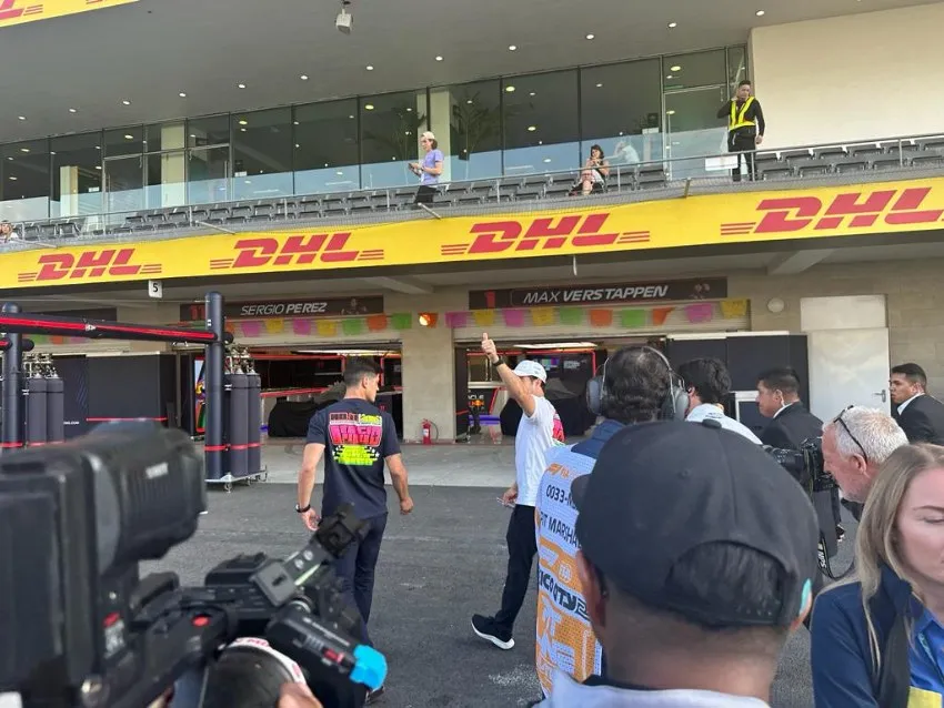 ANGÉLICA HERNÁNDEZ Checo Pérez en el pit walk del Autódromos Hnos. Rodríguez