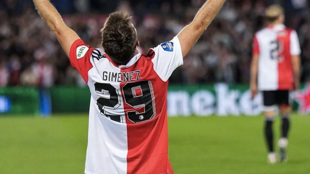 AP Santi Giménez celebrando un gol con Feyenoord
