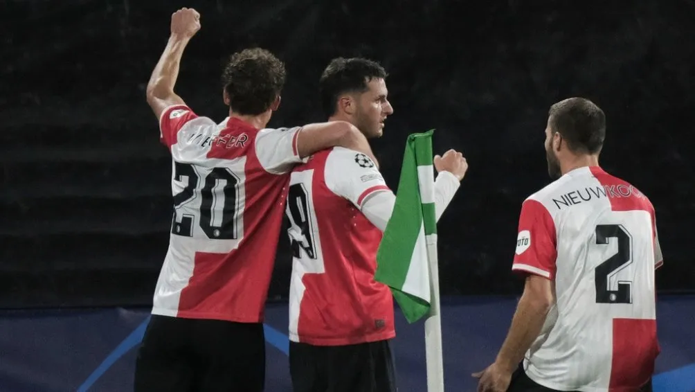AP Santiago Giménez celebra su gol en Champions