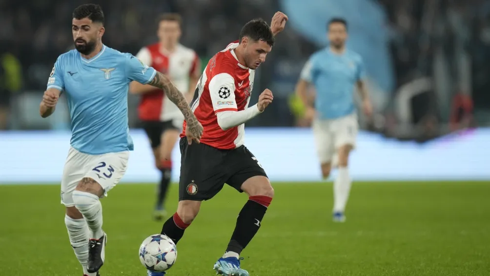 AP El 'Bebote' fue bien marcado por los zagueros