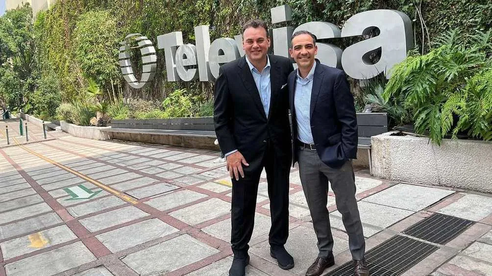 @DavidFaitelson_ El comentarista, al lado de Alejandro de la Rosa, en Televisa