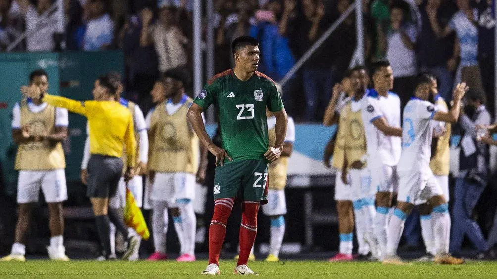 Mexsport Jesús Gallardo y en el fondo, Honduras celebra la victoria