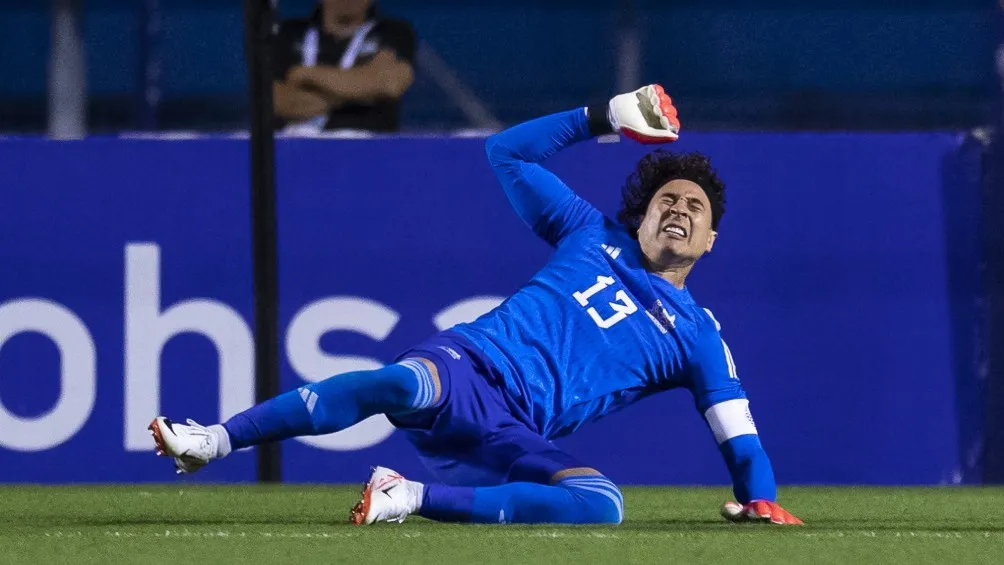 MEXSPORT Guillermo Ochoa se duele al caer al césped