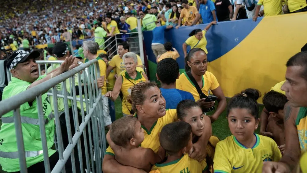 AP La gente de Brasil durante la bronca en Maracaná