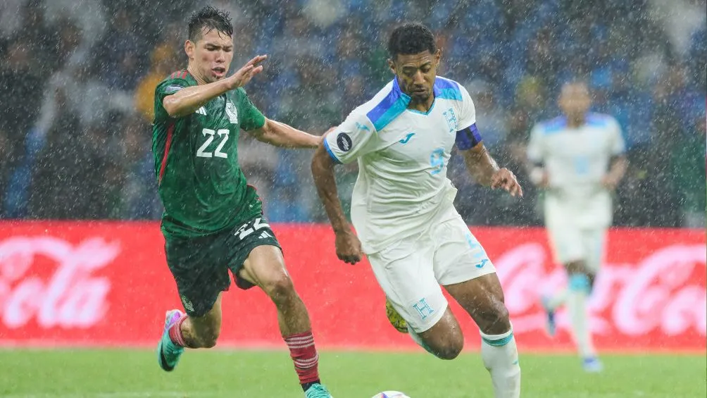 MEXSPORT Hirving Lozano disputando el balón ante los catrachos