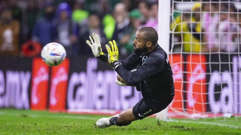 MEXSPORT El arquero atajando uno de los penales de Huerta