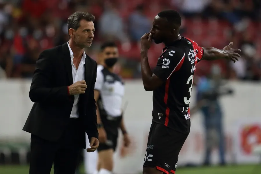 MEXSPORT Julián Quiñones con Diego Cocca en Atlas