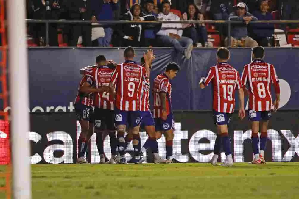 MEXSPORT Jugadores de San Luis festejan el gol de Damm ante León