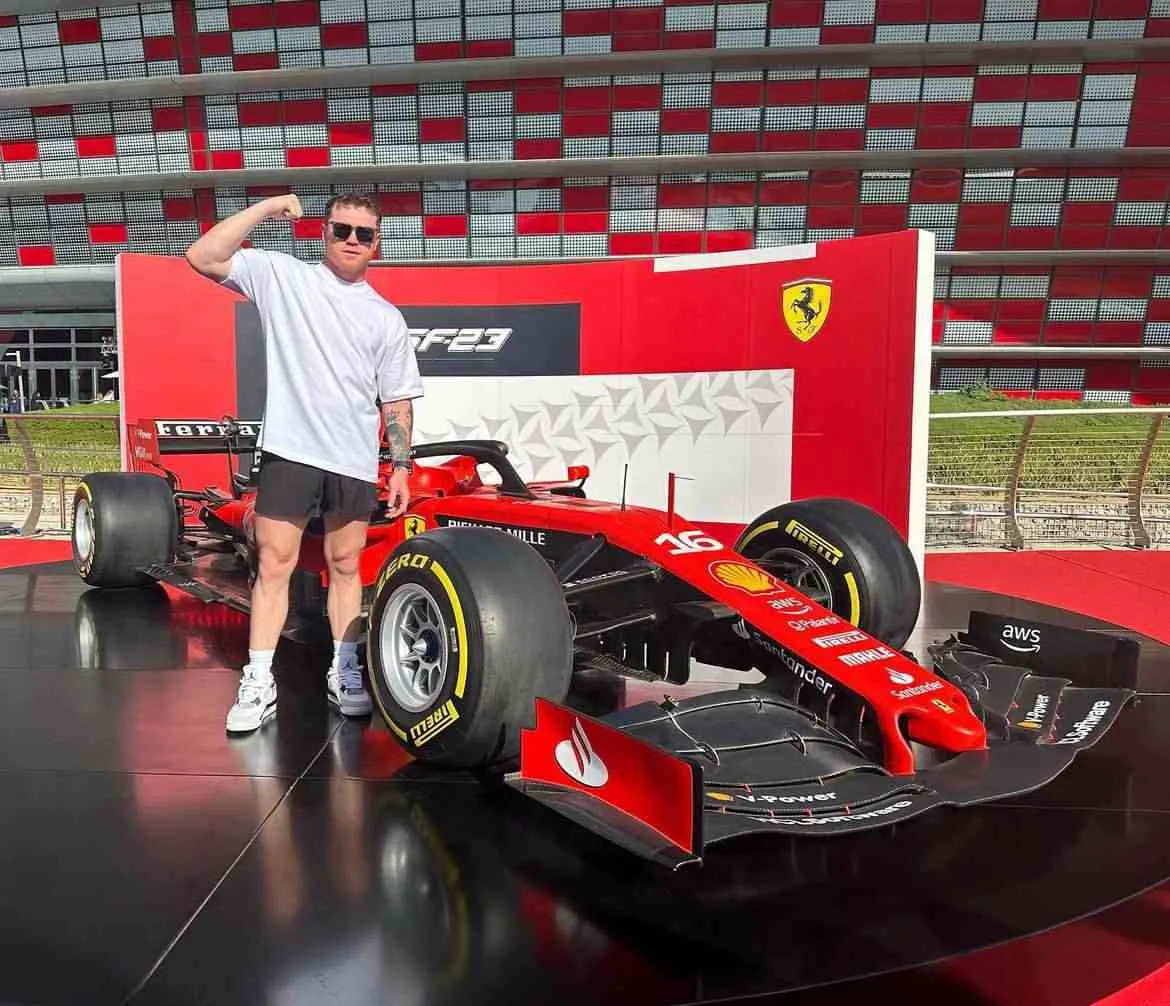 @canelo Álvarez también se acercó a los Ferrari y posó con el monoplaza