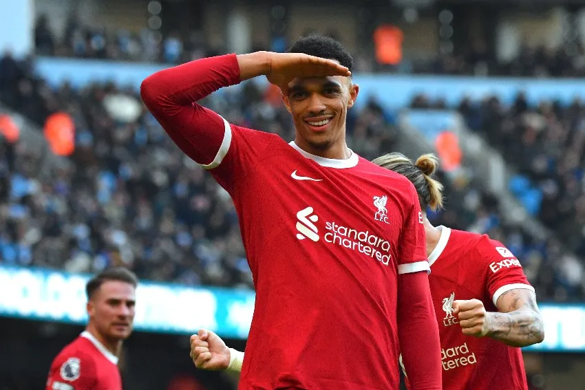 AP Alexander-Arnold en celebración de su gol ante el City