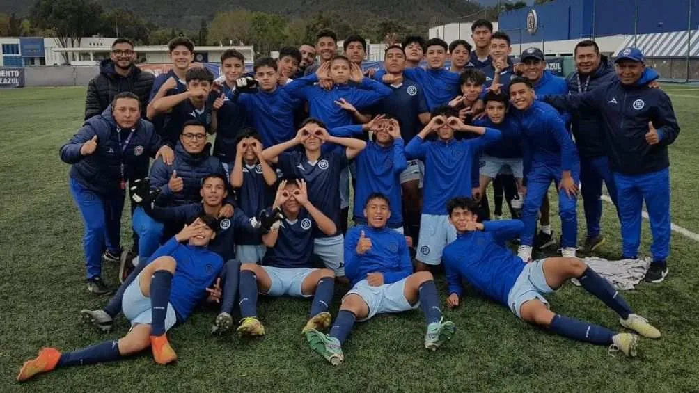 TWITTER: @CruzAzulCantera El equipo celeste de la Sub 14, donde milita el hijo de Villaluz