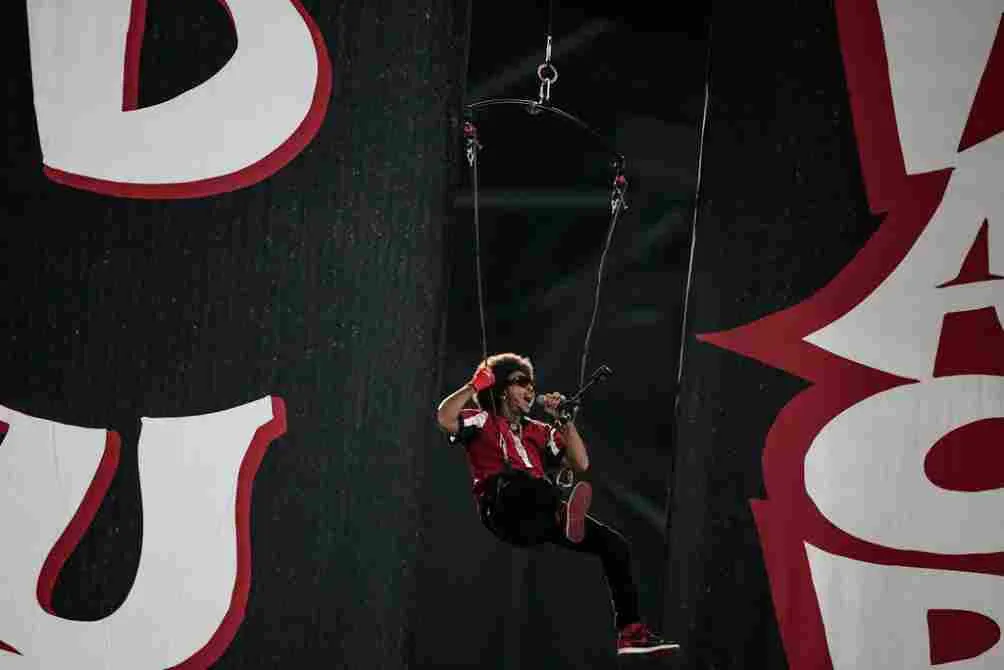 AP Así descendió Ludacris del techo en el juego