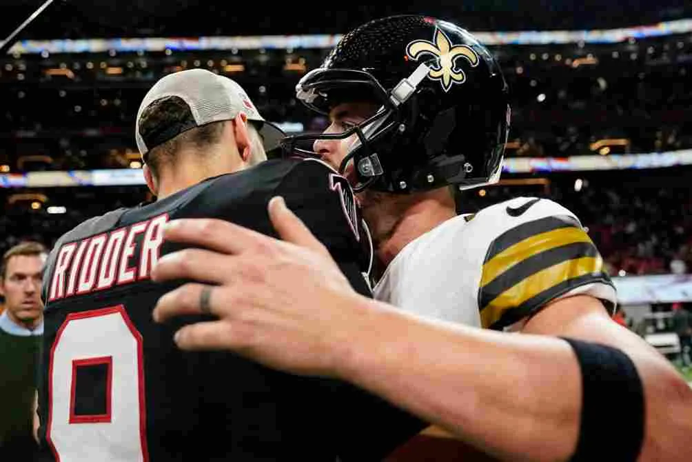 AP Desmond Ridder y Derek Carr tras el partido