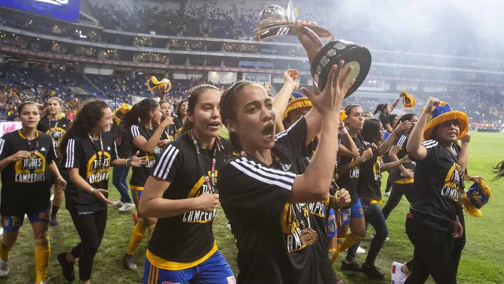 MEXSPORT Jugadoras de Tigres festejan el Título