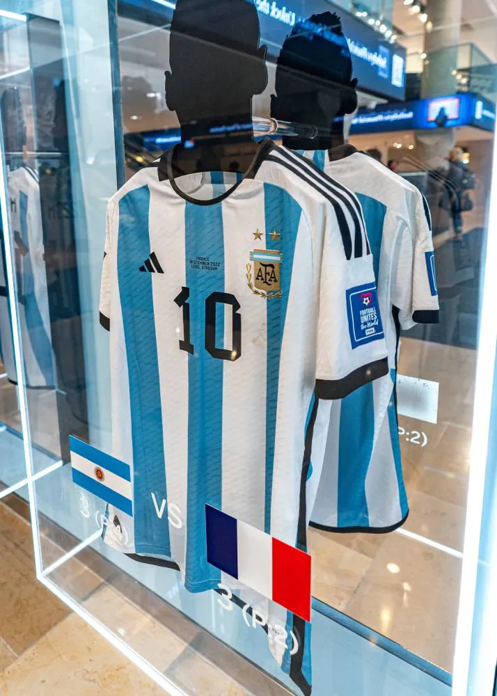 AP La puja por las playeras de Messi arrancó con una oferta de 5.2 millones de dólares.