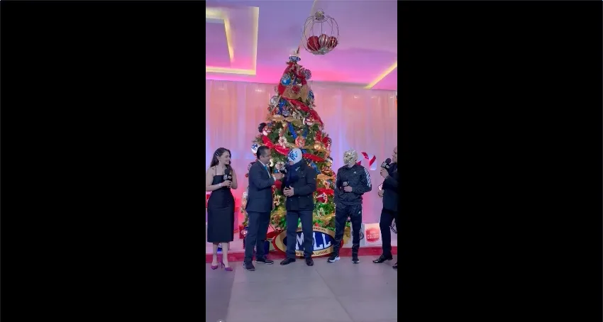 @CMLL_OFICIAL CMLL enciende su árbol de Navidad para celebrar las fiestas decembrinas