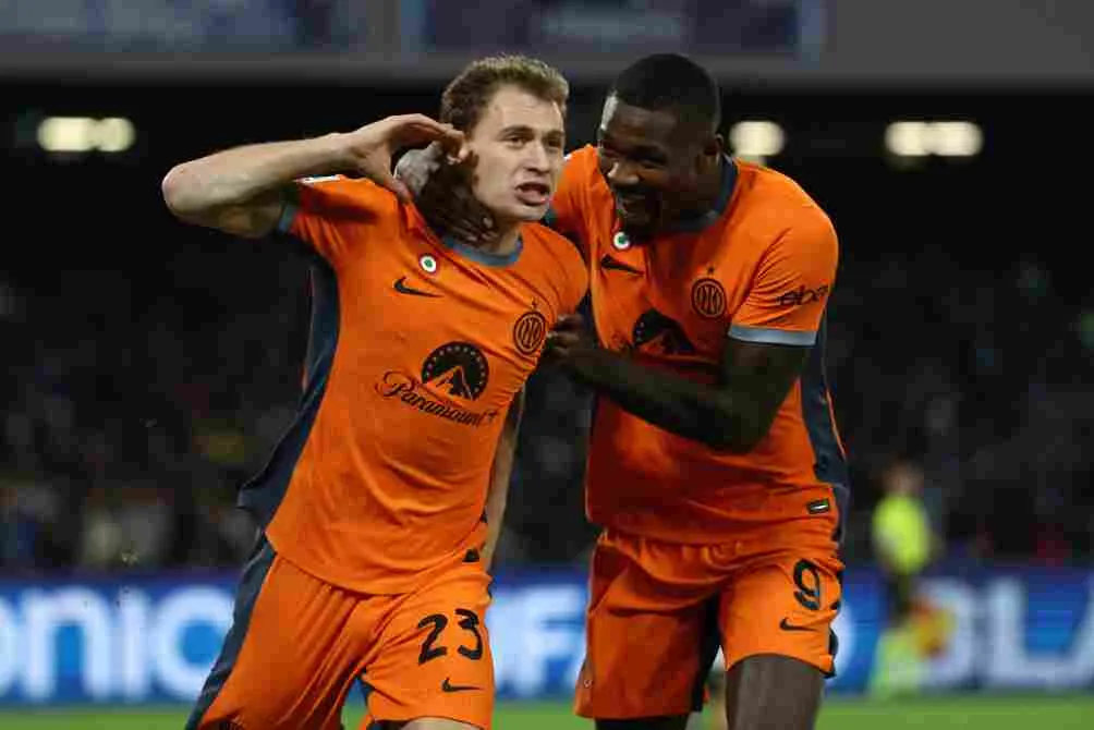 AP Barella y Dumfries en festejo del gol