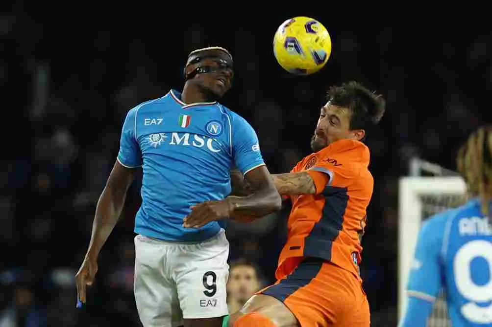 AP Osimhen se enfrenta a Acerbi