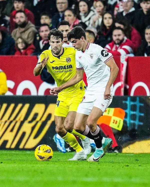 INSTAGRAM @sevillafc Sevilla y Villarreal disputando el balón
