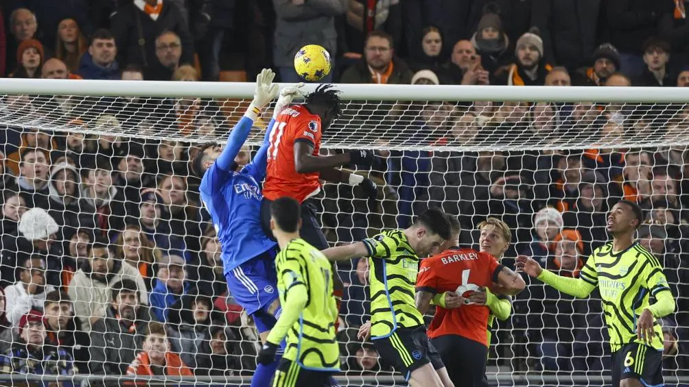 AP David Raya, criticado por sus errores en la portería