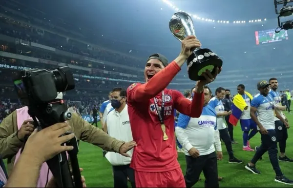 INSTAGRAM @seba_jurado Jurado levantando el título de la Liga MX