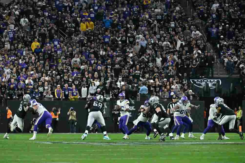 AP Joshua Dobbs preparado para un lanzamiento