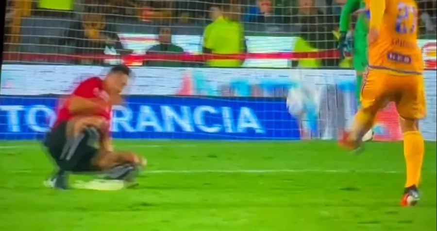 CAPTURA DE PANTALLA: VIDEO Fernando Guerrero casi es impactado con el balón