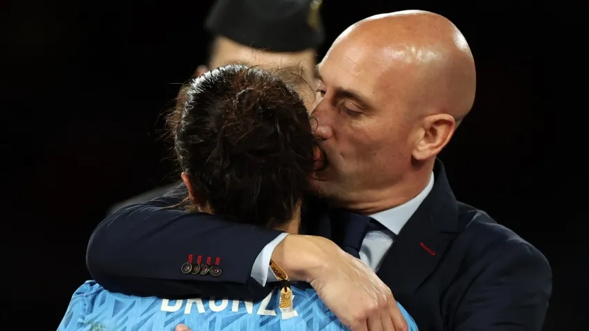 AP Beso de Rubiales a Bronze