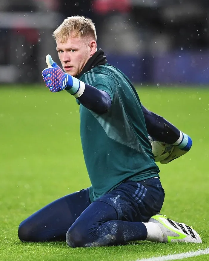 INSTAGRAM @arsenal Aaron Ramsdale calentando previo al juego contra PSV
