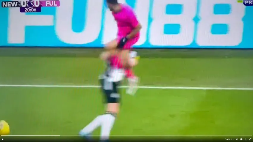 CAPTURA DE PANTALLA | @DougalLeDougal Entrada 'criminal' de Jiménez ante Newcastle