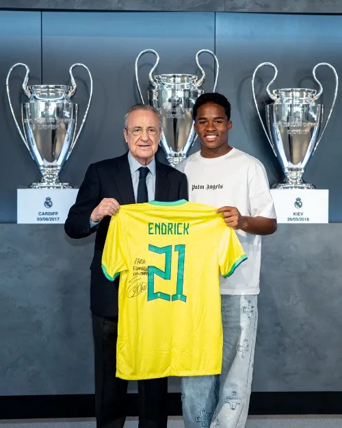 TWITTER @realmadrid Florentino junto a Endrick