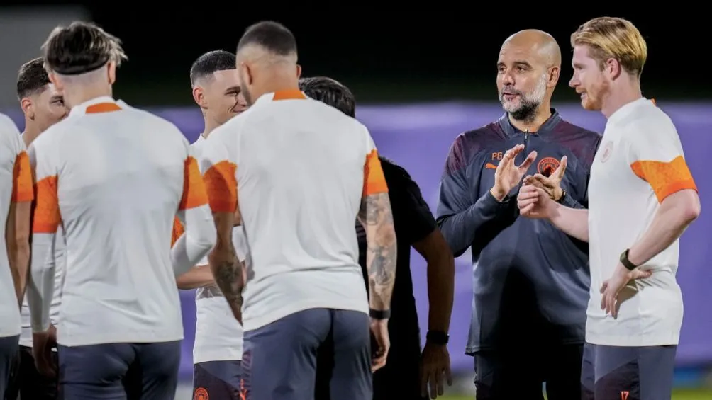 AP Pep en el entrenamiento del City en Arabia Saudita