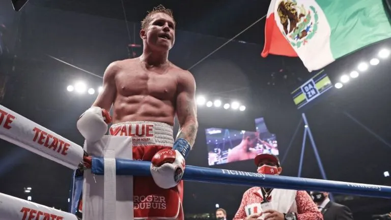 MEXSPORT Canelo celebra tras conseguir victoria