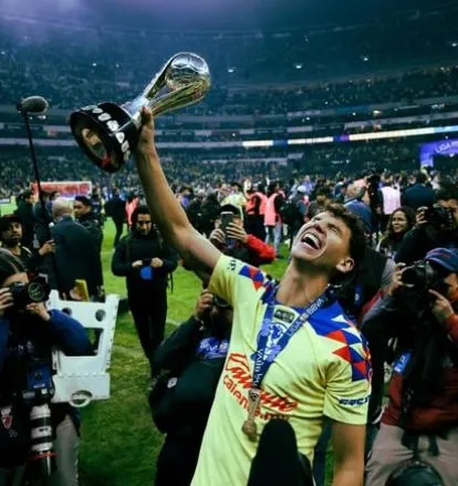 IG @igorlichnovsky Lichnovsky con el trofeo del Apertura 2023