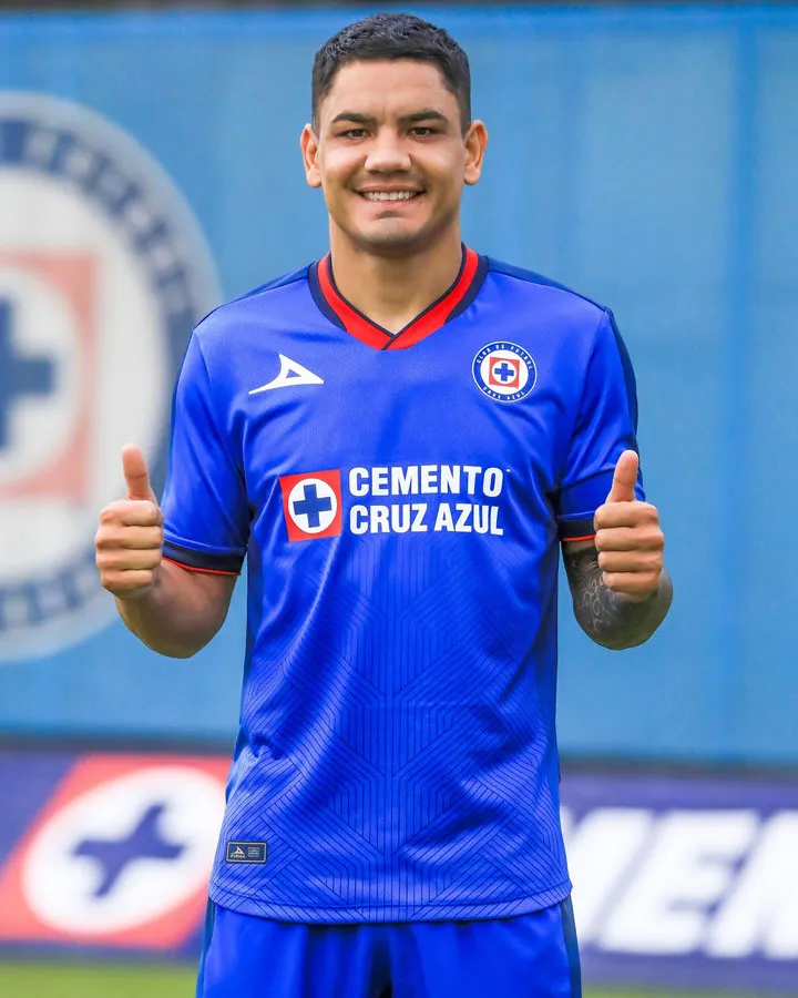 @CruzAzul El delantero uruguayo ya posa con el jersey de La Máquina