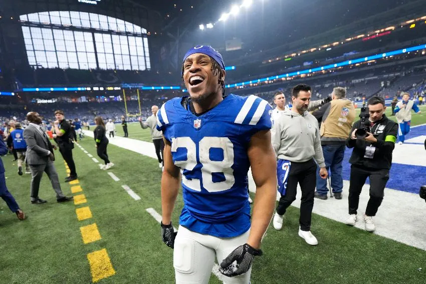 AP Jonathan Taylor en el juego vs Las Vegas