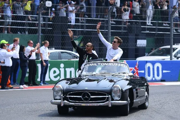 MEXSPORT Lewis Hamilton junto a George Russell