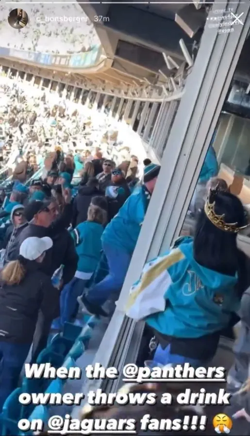 CAPTURA DE PANTALLA: VIDEO Aficionado de Jaguars se molestó tras ser mojado