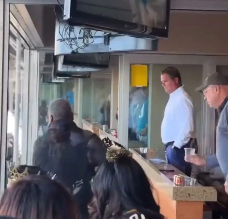 CAPTURA DE PANTALLA: VIDEO David Tepper lanzó bebida sobre aficionado rival