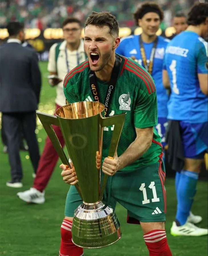 INSTAGRAM: @sant.gimenez Santiago Giménez ya tiene un título con el Tricolor