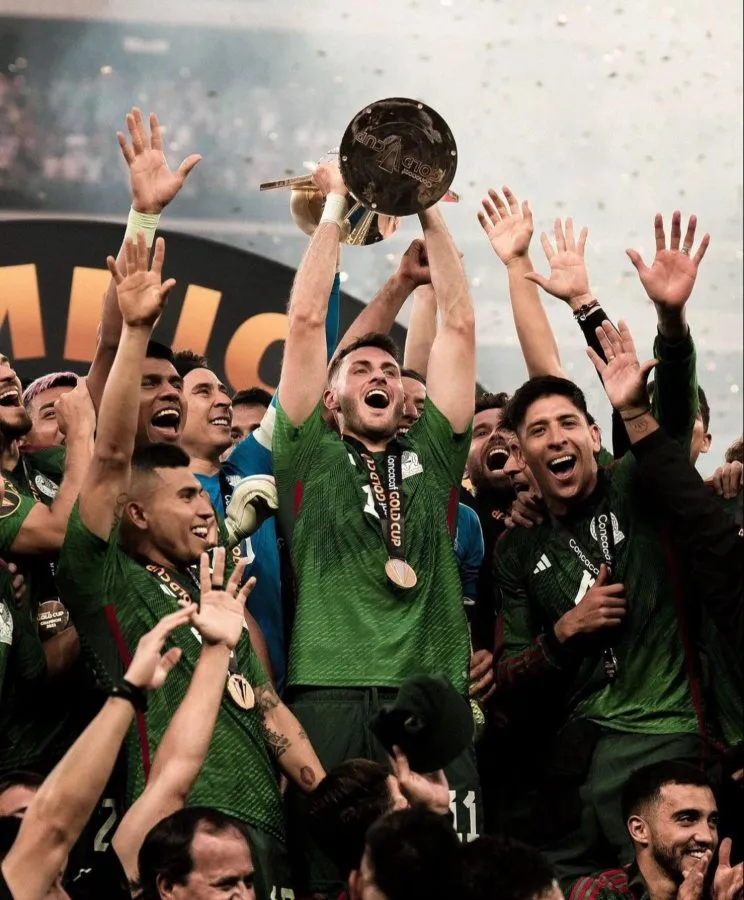 INSTAGRAM: @sant.gimenez Santiago Giménez tiene una Copa Oro con México