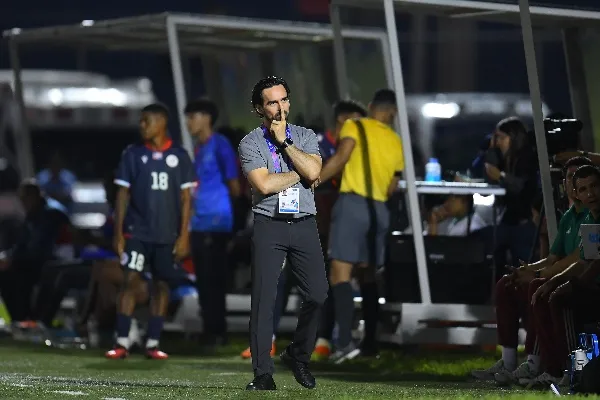 MEXSPORT Gerardo Espinoza dirigiendo un partido