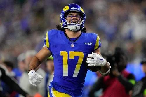 AP Puka Nacua jugando con los Rams