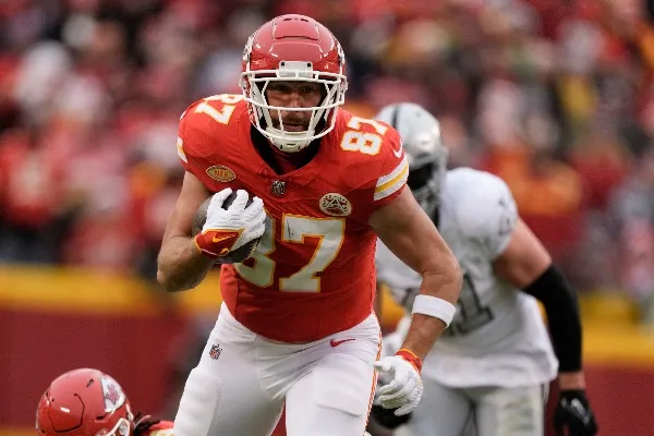 AP Kelce neceista 16 yardas para llegar a las mil
