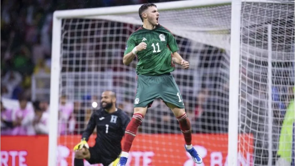 MEXSPORT Giménez celebrando un gol con el Tricolor