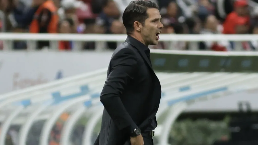 MEXSPORT Fernando Gago dirigiendo a Chivas