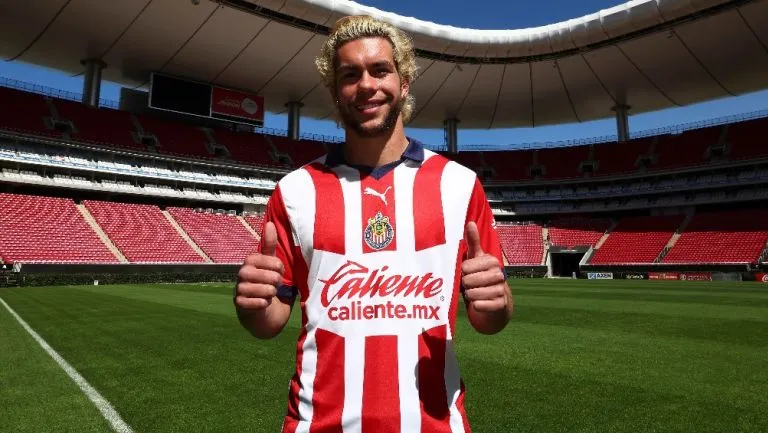TWITTER: @Chivas Cade Cowell presume los colores de Chivas