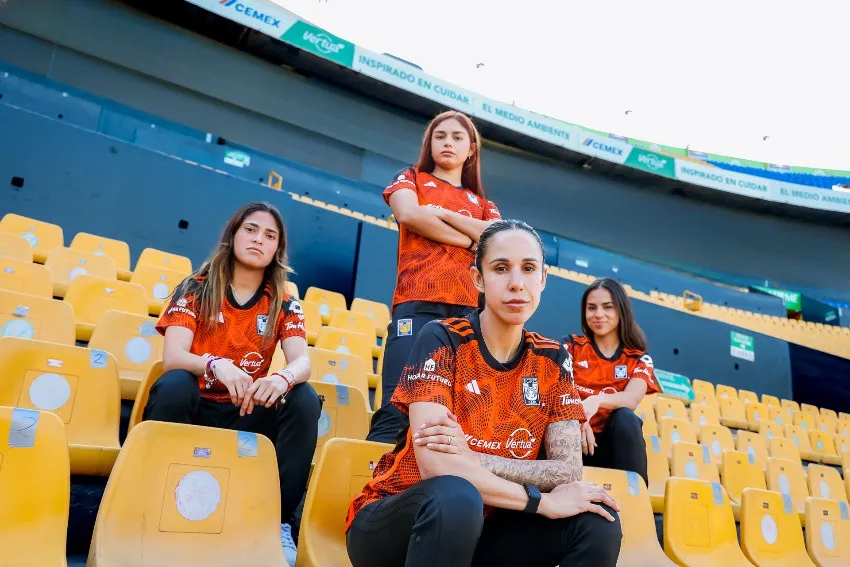 ADIDAS Equipo femenil con la nueva playera de Tigres